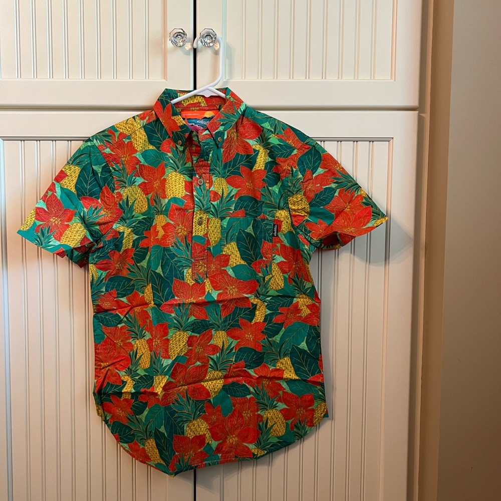 Chubbies - Men’s 1/2 Button Down Shirt - Pattern: the Kalikimaka - Size: Small